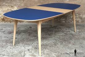 Découvrez nos styles pour meubler avec goût la salle à manger. Table A Manger Chene Et Bleu Jusqu A 12 Personnes De Forme Squircle