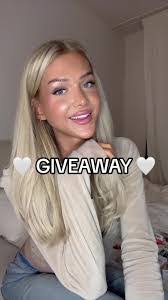 Amanda Hollsten's Instagram, Twitter & Facebook