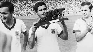Gerd müller, byname of gerhard müller, also called der bomber, (born november 3, 1945, nördlingen, germany), german professional football (soccer) player who was one of the greatest goal scorers of all time. Gerd Muller Rekorde Diese Bestmarken Jagt Robert Lewandowski Vom Fc Bayern Munchen Goal Com