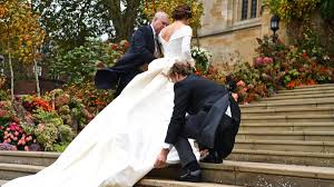 Der mann auf dem bild fährt fahrrad. Royale Hochzeit Prinzessin Eugenie Kampft Gegen Den Wind Und Sagt Ja Welt