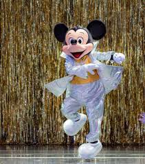 画像に含まれている可能性があるもの 1人以上 屋外 ディズニー ショー ディズニーテーマパーク ミッキーマウス