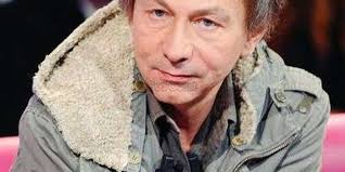 Une farce tragique de notre temps