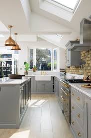 Dissimulée derrière un claustra, dynamisée avec des touches de couleur, relookée avec des matériaux modernes. Comment Obtenir Une Cuisine A La Fois Grise Et D Esprit Rustique Hubstairs Vous Donne Quelques Conseils Pour Une Cuisines Maison Cuisine Moderne Cuisine Gris