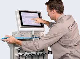 고속으로 이동하는 필름 라인 위에 설치된 O-Frame 타입의 두께 측정기가 좌우로 스캔하며 프로파일을 측정하는 모습