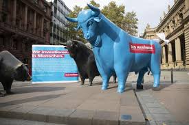 Ein „börsenzyklus umfasst eine hausse und eine baisse. Spektakularer Blauer Bulle Vor Der Borse