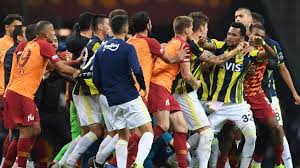 Check how to watch fenerbahce vs galatasaray live stream. Kericuhan Terjadi Saat Duel Rival Galatasaray Vs Fenerbahce