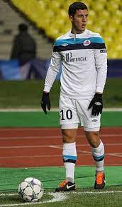 اعترف نجم منتخب بلجيكا ونادي تشيلسي الإنجليزي، إدين هازارد، بأنه مشتت بين التوقيع على عقد جديد مع البلوز أو تحقيق حلمه بالانتقال للعب في ريال مدريد الإسباني. Ø¥Ø¯ÙŠÙ† Ù‡Ø§Ø²Ø§Ø±Ø¯ ÙˆÙŠÙƒÙŠØ¨ÙŠØ¯ÙŠØ§