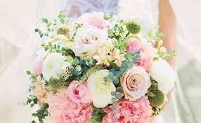 Make sure your bouquet goes the distance at your summer wedding by listening to the floral advice of our favorite pros. Top Tips For Droop Free Wedding Bouquets Wedding Flowers Topweddingsites Com