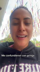 Confusiones en la piscina: colombiana entre gringos