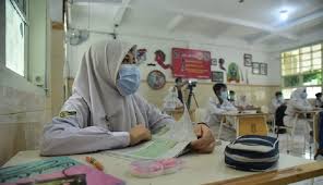 Jika seseorang meninggal dunia, maka terputuslah amalannya kecuali tiga perkara yaitu, sedekah jariyah, ilmu yang dimanfaatkan, atau do'a anak yang sholeh (hr. Kumpulan Hadis Mencari Ilmu Beserta Keutamaannya Bagian 1
