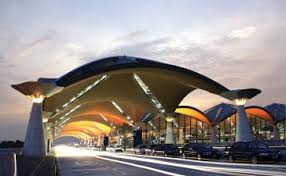 Konsep kawasan bangunan terminal klia telah direka oleh kisho kurokawa, seorang arkitek jepun. Lapangan Terbang Antarabangsa Kuala Lumpur Klia Archives Funtasticko Net
