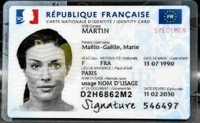La nouvelle carte facilitera donc le passage aux frontières et contribuera à renforcer notre identité commune européenne. La Nouvelle Carte D Identite Bilingue Francais Anglais Fait Polemique France Le Telegramme