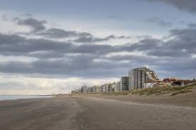 Deze kindvriendelijke camping met veel groen en ruimte bes. Nieuwpoort Belgie 14 November 2019 Skyline Van Nieuwpoort Bad Gefotografeerd Vanaf Het Strand Redactionele Afbeelding Afbeelding Bestaande Uit Structuur Aanpassingen 165657400