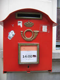 Une boîte postale (généralement abrégée b.p.) est une boîte verrouillable adressable de manière unique située dans. Boite Postale Flamande En Belgique L Oeil De Pat De Verre Ca Lucia Pat De Verre S Eye