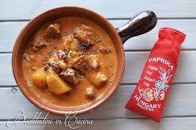 La ricetta originale del gulash è abbastanza semplice, è uno di quei piatti ce si cuoce da sé senza starci troppo dietro. Gulash Ungherese Gulyas Leves Ricetta Tradizionale Beatitudini In Cucina