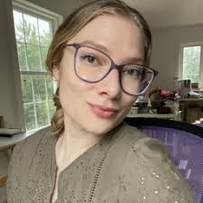 Naomi Farr's Instagram, Twitter & Facebook