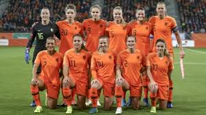 Uit een voorzet van miedema kwam van de sanden niet bij de bal en verdween. Oranje Leeuwinnen Beginnen Wk Voorbereiding Met 25 Koppige Selectie