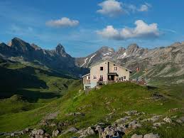 Glattalp karst field karst topography is a type of landscape shaped by the dissolution of a soluble glattalp and neighbouring charretalp are among a few examples of karst landscapes in switzerland. Glattalphutte Schwyz Touren Wetter Zimmer Bergwelten