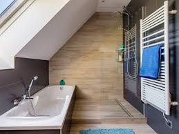 Cette image montre un exemple de salle de bain aménagée avec du bois et des nuances de gris. Salle De Bains Gris Et Bois Sous Les Combles De Cecile A Veretz Leroy Merlin
