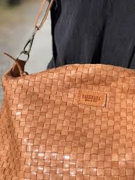 70s women leather bag, vintage style boho shoulder bag, camel brown handbag with natural leather camel leather tote bag with large outside pocket. Shoulder Bag Gemma Camel Braided Firmawold Wholesale Uashmama