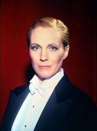 VICTOR/VICTORIA 1982 Julie Andrews, James Garner, Lesley Ann Warren, Robert  Preston, Alex Karras, John Rhys-Davies, Peter Arne, John Cassady and Graham  Stark