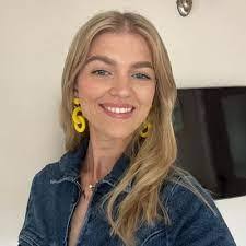 Heidi Cabral's Instagram, Twitter & Facebook