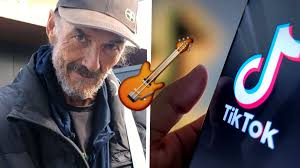 Obdachloser Künstler gibt Konzert im McDrive