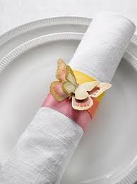 This Easter Brunch Decor Might Even Be More Impressive Than You Meal Mit Bildern Serviettenringe Serviette Ideen Diy Ostern