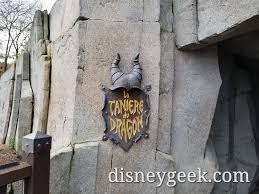 The same dragon actually appeared first in disneyland paris. Disneyland Paris Pictures Video La Taniere Du Dragon The Geek S Blog Disneygeek Com