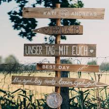 Diy Tipps Und Ideen Fur Willkommensschilder Aus Holz Acryglas Bilderrahmen Und Vieles Mehr Hochzeit Willkommensschilder Hochzeit Draussen Hochzeit Wegweiser