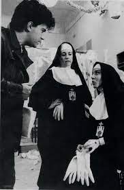Yolanda bell, joven cantante de boleros, se refugia en el convento de redemptrices. Entre Tinieblas 1983 Filmaffinity