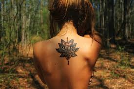 Le bas du dos fleur de lotus tatouage. Belle Fleur De Lotus Tatouage Femme Haut Du Dos Tatouage Femme