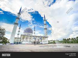The blue mosque (masjid sultan salahuddin abdul aziz) does however still maintain the distinction of having the world's tallest group of minarets as the set of four each stand at 142.3 m the architectural design of sultan salahuddin abdul aziz shah mosque is a combination of malay and modernist style. Famous Blue Mosque Image Photo Free Trial Bigstock