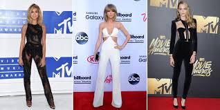 C'est une pièce ultra féminine et chic qui donne tout de suite beaucoup d'allure. Combinaison Femme Chic Comment Porter Sa Combi En Soiree Cosmopolitan Fr