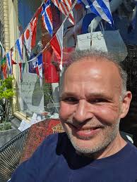 KONINGSDAG First Vintage Fashion met zon-factor 50..en Blanche heeft rode  pumps gekocht.