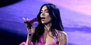 She enjoys wearing foundation on stage to combat shininess and perfect her skin tone, but not too much face makeup. You Have To See Dua Lipa S Outfits During Her 2021 Grammys Performance