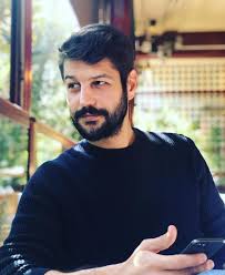 Serhat teoman 4 haziran 1983 yılında dünyaya gelmiştir.kendisi i̇zmir'de doğmuştur.babası astsubay olduğu için tayinler sebebinle farklı illerde yaşamıştır.2 serhat teoman oynadığı dizi ve filmler. Serhat Teoman Boyu