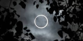 Annular solar eclipse atau gerhana matahari cincin terjadi ketika bulan menghalangi sinar matahari dan posisi bayangannya berada di atas bumi. Wjgflf5b7ktmrm