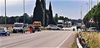 Per l'incidente nautico avvenuto nella notte due turisti tedeschi sono indagati a piede libero per omicidio colposo e omissione di soccorso. Incidente In Tangenziale A Desenzano Frontale Auto Camion Sul Posto L Elisoccorso E Strada Chiusa Traffico E Problemi Viabilita