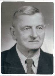 Vážení čtenáři, milovníci historie, badatelé a občané našeho města, dostává  se Vám "do ruky" první dí