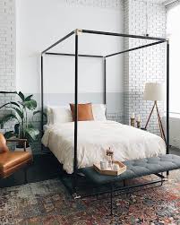 Frame attached to the ceiling and bold printed curtains for a statement. Pin By Ricarda Souveraen Leben R On Schlafzimmer Bedrooms Home Decor Bedroom Classic Bedroom Bedroom Design