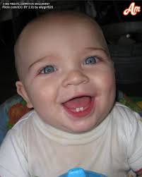 Un après-midi, je suis allée voir mon fils Edduin après l'avoir couché pour  une sieste. En m'approchant de sa chambre, j'ai entendu quelque chose  d'étrange. Des ricanements, comme si quelqu'un était avec