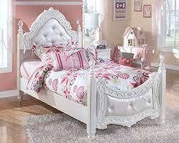 With a luminous replicated white paint finish flowing smoothly over the decorative embossing and beautifully turned detailing, this furniture is perfectly designed for any little girl's room. Pin On Habitaciones