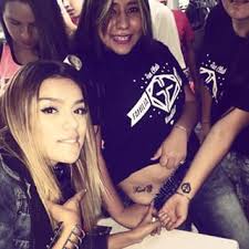 Desde que iniciaron su romance, karol g y anuel aa han sido el blanco de todo tipo de comentarios. Karol G Instagram Photos Karolgmusic Instagram Profil Instagram Profile User Profile T Shirts For Women Women Women S Top