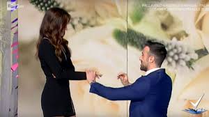 Nessuna crisi tra bianca guaccero e dario acocella in attesa che torni il sereno, non c'è niente da acocella conferma la fine del matrimonio con bianca guaccero, mette così anche fine al gossip. Proposta Di Matrimonio In Diretta Detto Fatto 18 09 2019 Youtube