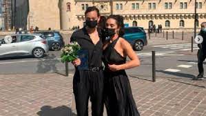 Christiane endler y su esposa aparecen vestidas de negr, mientras que la primera luce una blusa y pantalón oscuro, su pareja deslumbra con un vestido en el mismo tono. Christiane Endler Contrajo Matrimonio Tras Clausurar Exitosa Temporada