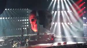 A la fin du concert alors que jacques et eddy ont déjà regagné les loges, johnny revient, écrit le magazine. Johnny Son Dernier Concert A Nice Inout Cote D Azur