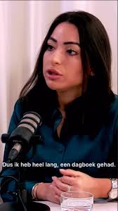 🧡 MEET SOPHIE Ik ben Sophie, ik ben 24 jaar oud en ik woon in Utrecht. Ik  werk op dit moment bij de radio als content creator en als nieuwslezeres.  📻 Mijn