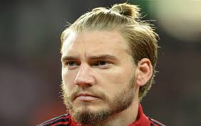 Nicklas bendtner udgav sidste år bogen 'begge sider', og det er nu blevet tid til, at den også skal på gaden på det engelske marked. Bendtner Hits Out Over Premier League Hall Of Fame Snub