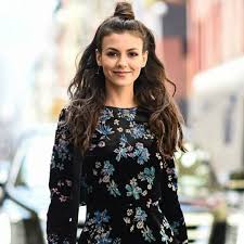 6 easy hairstyles for growing out bangs you can do at home. 3 Easy Hairstyles For Growing Out Hair That You Need To Try Hair Com By L Oreal
